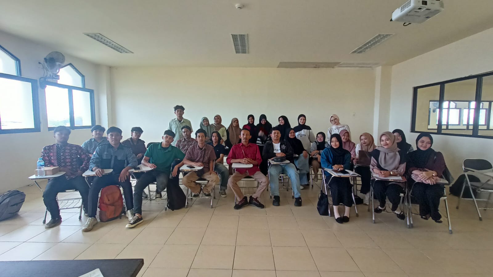Manager Marketing PT Kemysantra Berbagi Ilmu Bisnis Perumahan kepada Mahasiswa KPI FDKI IAIN Pontianak