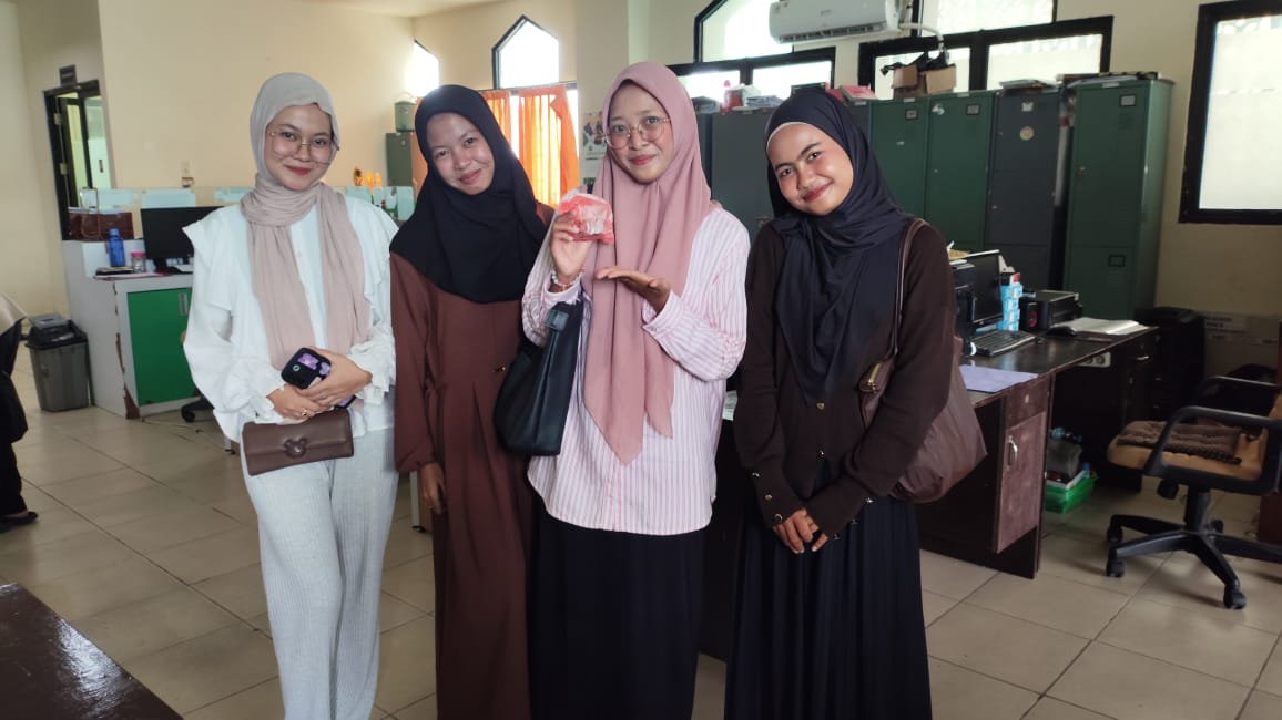 Mahasiswa KPI IAIN FDKI IAIN Pontianak Jual Produk Makanan Hasil Praktik Mata Kuliah Kewirausahaan