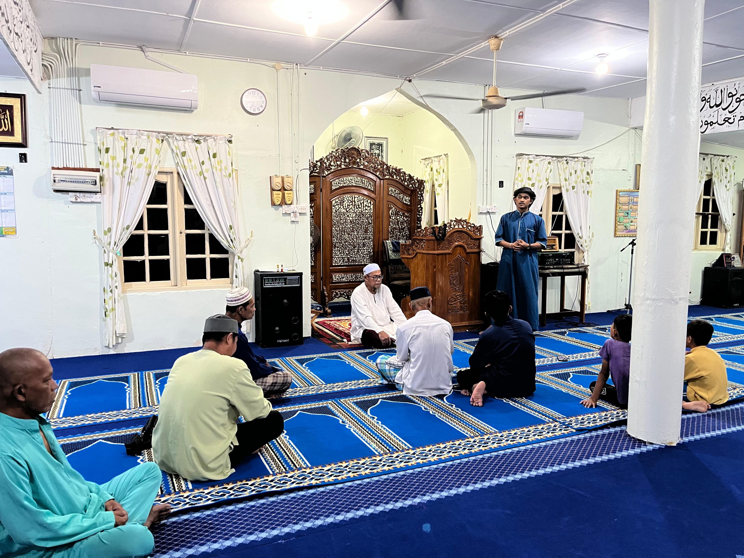 Mahasiswa IAIN Pontianak Ajak Masyarakat Kampung Jangkar Mensyukuri Nikmat Kehidupan di Masjid Darul Hidayah