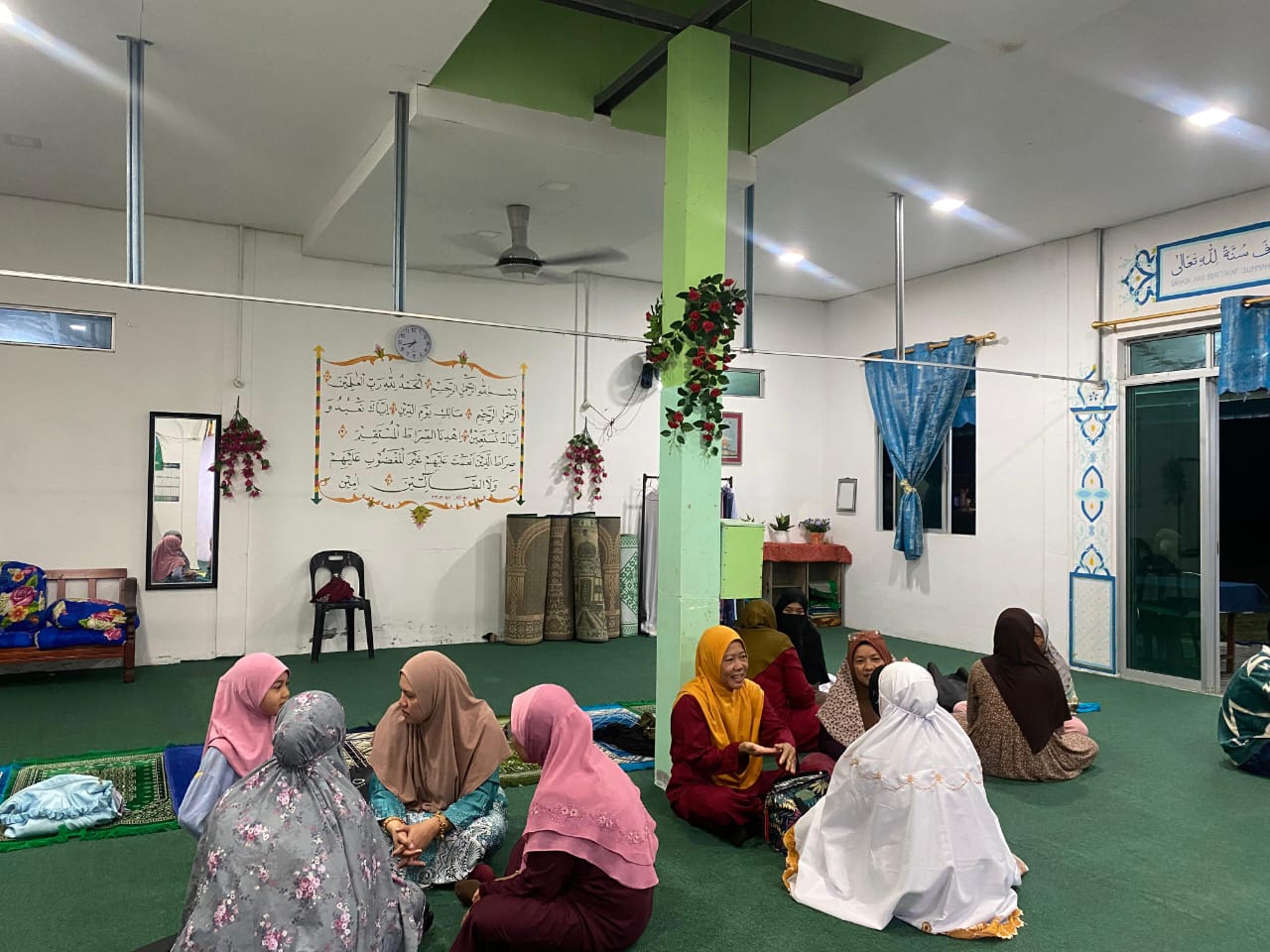 Mahasiswa IAIN Pontianak Ajak Warga Kampung Temaga Dayak Sarawak Belajar Wudhu pada Hari Kedua PKM usai Shalat Maghrib berjama’ah di Surau Darul Rahman, Kampung Temaga Dayak