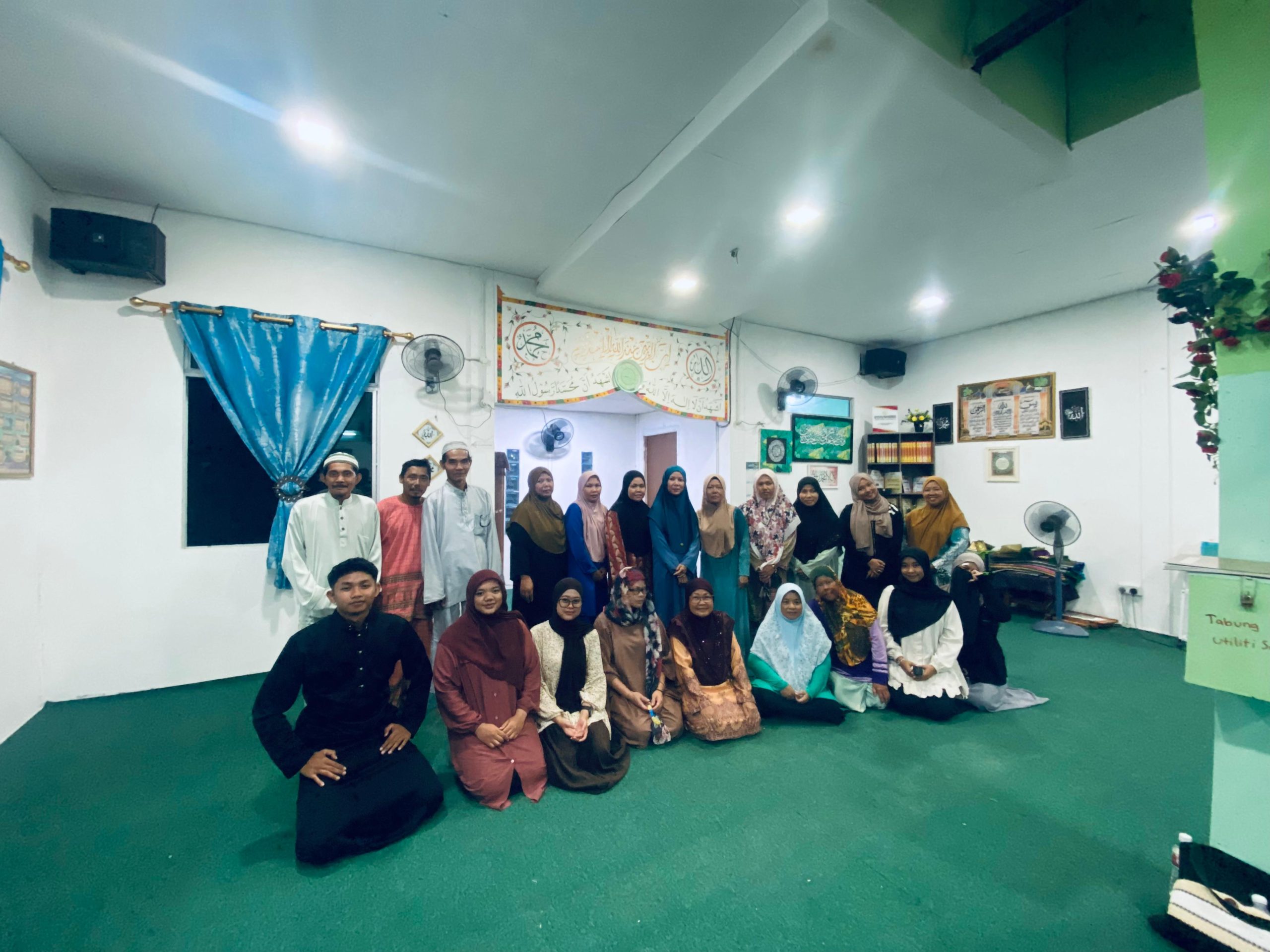 Mahasiswa IAIN Pontianak Gelar Baca Yasin dan Makan Bersama Masyarakat Kampung Temaga Dayak Sarawak
